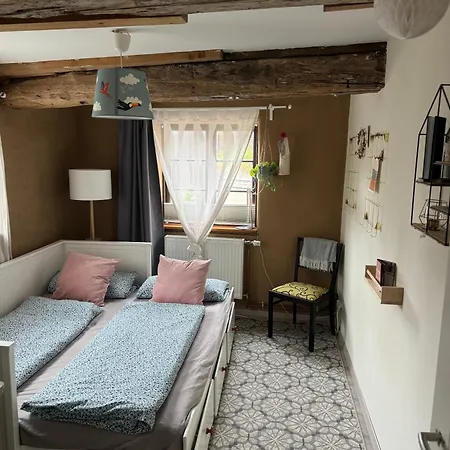 Kleines Gaestezimmer Im Ersten Og Im Familienhaus Mit Eigenem Bad Im Eg *